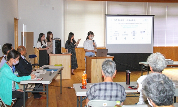大紀町の民泊事業の認知度向上や地域活性化についてアイデアを発表する愛知淑徳大生（中央奥）＝大紀町の野原集会所で