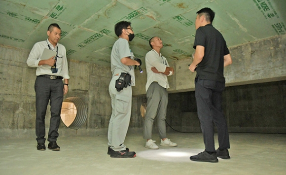 愛知学院大名城公園キャンパスの建物の地下に広がる「クール＆ヒートピット」＝名古屋市北区で