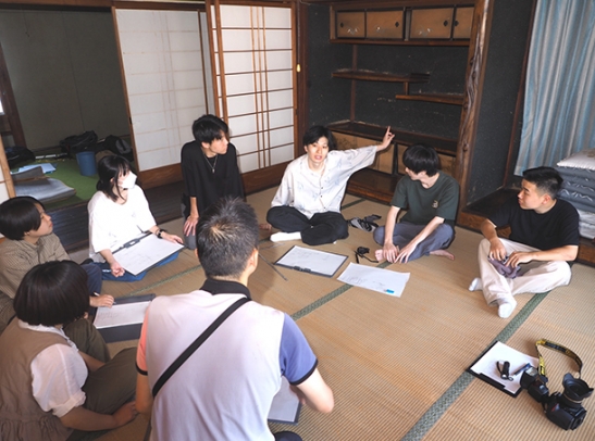 旧「さつまや旅館」の調査をする学生たち。客室には立派な床の間がある=郡上市白鳥町で