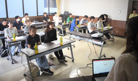 市の担当者による講義を聞く学生ら＝半田市の半田商工会議所で