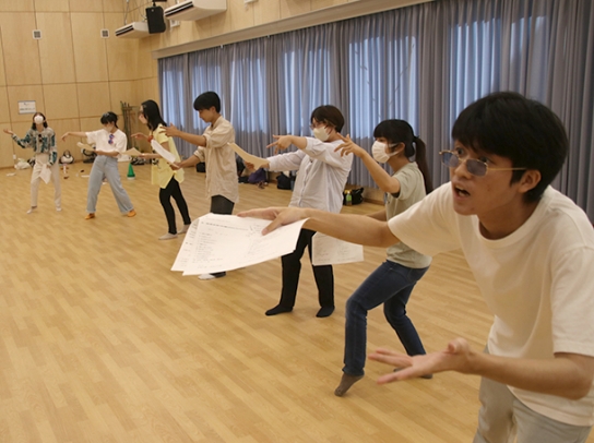 ジェンダーを題材にした演劇の練習をする学生ら＝長久手市の愛知淑徳大で