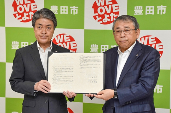 防災に関する協定を結んだ豊田市の太田市長（左）と藤田学園の星長理事長＝豊田市役所で