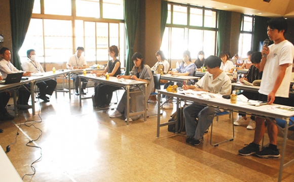 市職員（左側）に質問する学生＝下呂市で