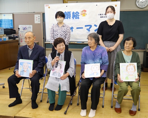 似顔絵を贈られたお年寄りたち(前列)=小牧市の村中会館で