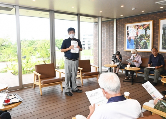 老化を防ぐ食事について解説する松永さん（奥）＝長久手市岩作雁又のスターバックスコーヒー愛知医科大学店で
