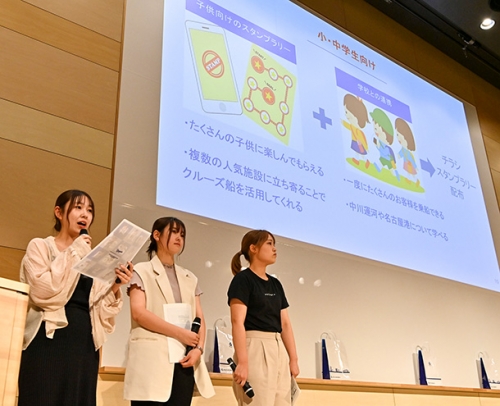 中川運河を往来する「クルーズ名古屋」の若者乗船増加のための企画案を発表する学生たち＝中村区の愛知大で