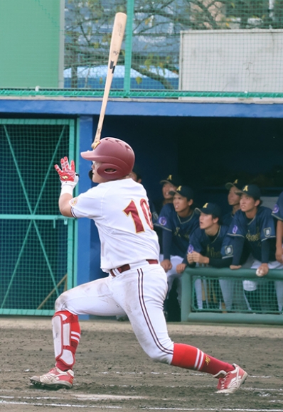 6回に逆転3ランを放つ名城大の伊藤雄紀内野手=愛知県日進市の愛知学院大学野球場で(後藤正樹撮影)