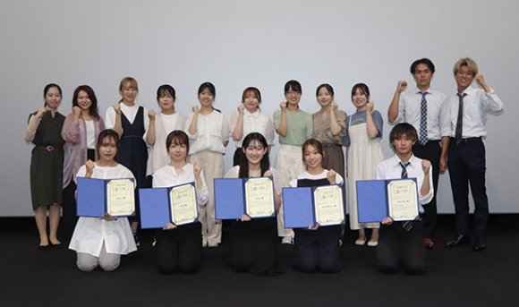 最優秀賞を受賞し、笑顔を見せる5チームのメンバー=港区のレゴランド・ジャパンで