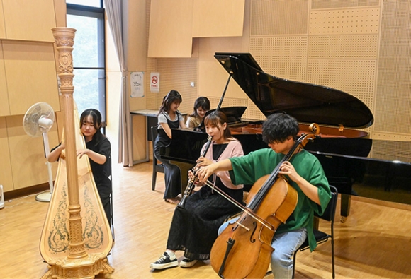 演奏会に向けて練習する学生たち＝長久手市三ケ峯の県立芸大で