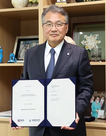 協定書を手にする湯沢学長=豊明市の藤田医科大で
