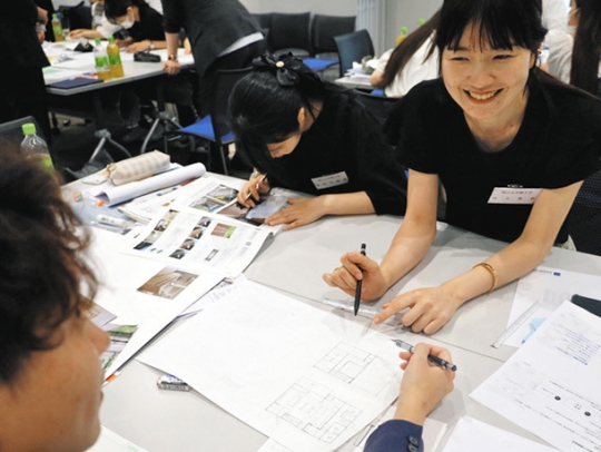 設計に挑戦する学生(右)ら=名古屋市中村区で