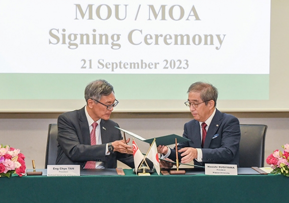 協定書に署名するタン・エン・チャイ学長(左)と杉山学長=名古屋市の名古屋大で