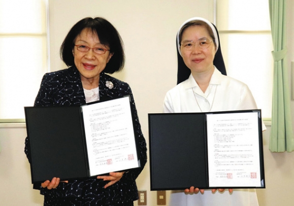 連携協定を結んだ金城学院大の小室学長(左)と聖マリア女学院中学・高校の信条校長=岐阜市福富の聖マリア女学院中学・高校で
