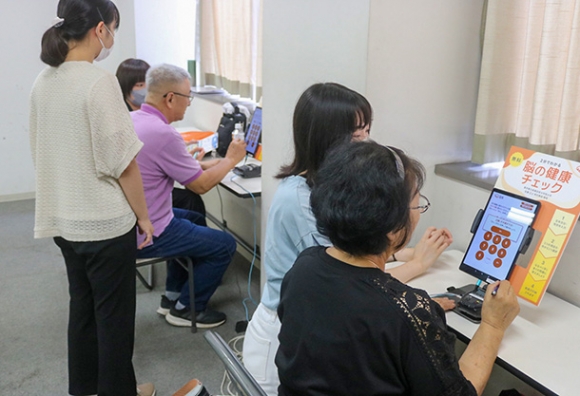 空間認知や記憶力の検査をする参加者＝東海市の星城大で