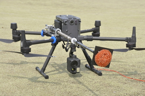 点検に使う電極を取り付けたドローン＝静岡県御前崎市で