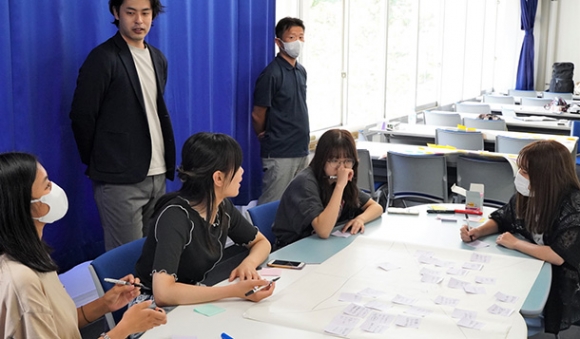 次世代の自動車に求められる機能やサービスについて話し合う名古屋市立大の学生たち=名古屋市千種区北千種2で