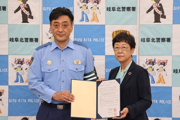 覚書にサインした松川学長（右）と加藤強署長＝岐阜北署で