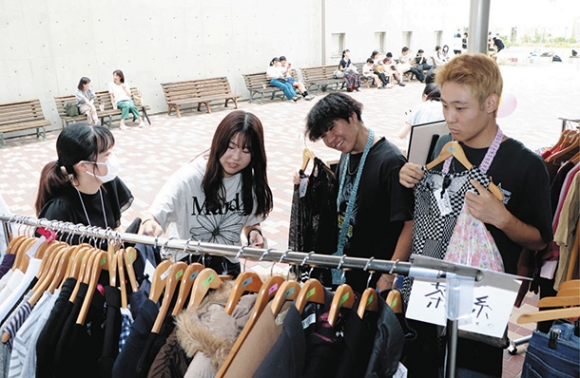 古着について説明する学生（左の２人）ら＝瑞穂区の名古屋女子大で