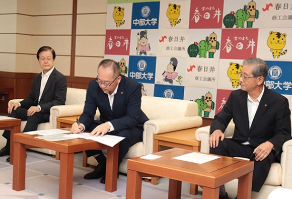 スタートアップの推進に関する連携協定を結んだ(左から)竹内学長、石黒市長、大辻会頭=春日井市役所で