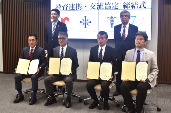 協定を交わした半田商工会議所、市教委、半田商業高、日本福祉大の代表者＝半田市役所で