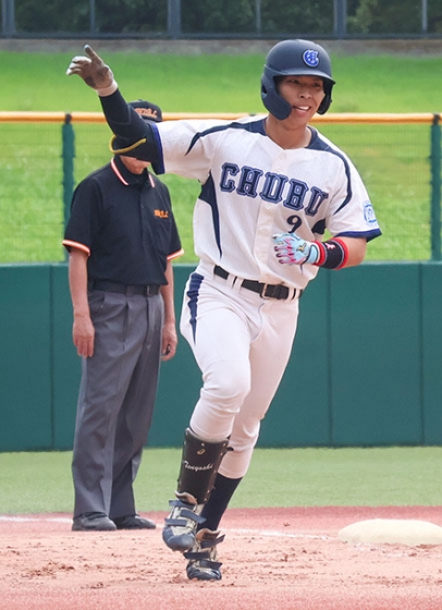 中部大－名城大　５回裏２死一、二塁、右越えに３ランを放った中部大の畠山楓真外野手＝愛知・パロマ瑞穂で（後藤正樹撮影）