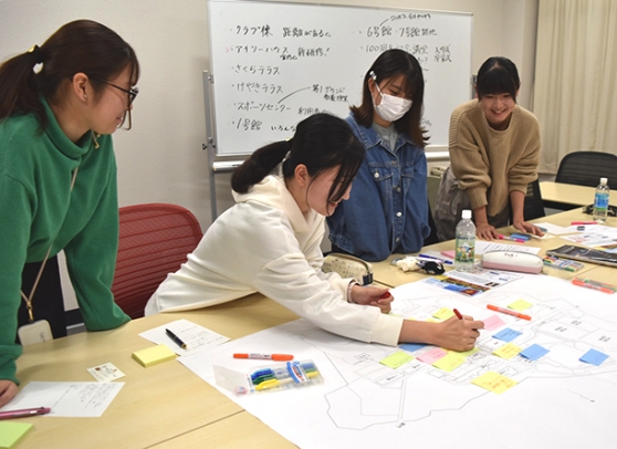 地図にツアーのルートを書き込んでいく学生たち＝日進市の愛知学院大日進キャンパスで