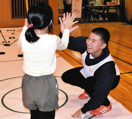 地域の子どもと触れ合う愛知東邦大生＝名東区の名東スポーツセンターで