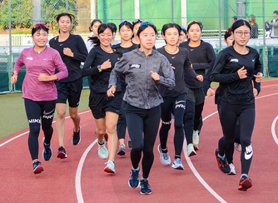 全日本大学女子駅伝に向けて練習する主将の増渕（手前中央）ら名城大の選手＝名古屋市で