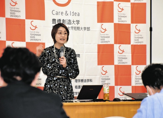 「次世代人類にとって必要な環境を考える」をテーマに講演する明和教授＝豊橋市牛川町の豊橋創造大で