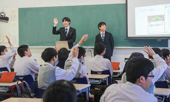 闇バイトだと思う求人情報に、手を挙げる生徒たち=千種区の愛知総合工科高で