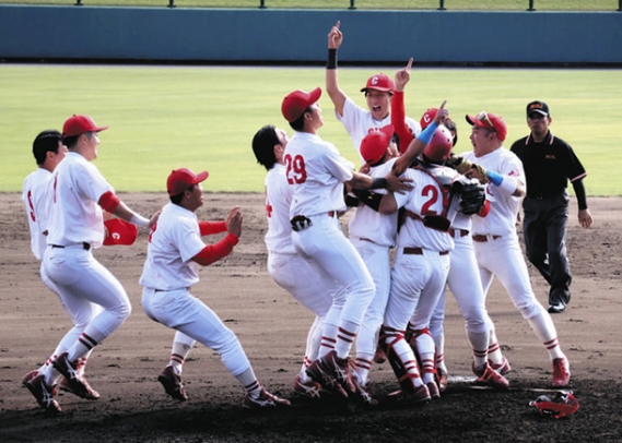 明治神宮大会出場を決めて喜ぶ中部学院大ナイン＝石川県小松市の弁慶スタジアムで