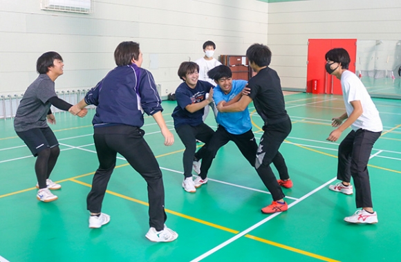 カバディで汗を流す参加者＝大府市の至学館大で