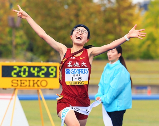 史上初の７連覇を達成し、笑顔でゴールする名城大アンカーの谷本＝弘進ゴムアスリートパーク仙台で