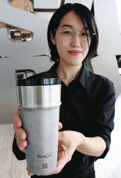 ドリンクのテイクアウトで選べるステンレス製タンブラー＝北区で