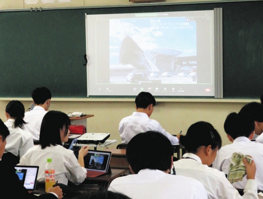 愛知産業大と３工科高校を結んで行われたオンライン授業＝碧南市の碧南工科高で