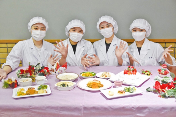 提供メニューを試作した学生ら=稲沢市の愛知文教女子短大で