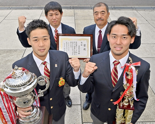 東海学生秋季1部リーグの優勝報告に訪れた(前列左から時計回りに)吉川主将、津田昌輝コーチ、槙野監督、山下要選手=中日新聞社で