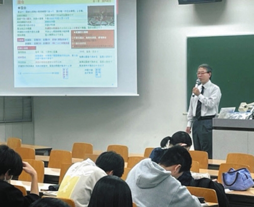 時事入門講座で、国会の役割などについて話す山田さん＝名古屋市昭和区の中京大で