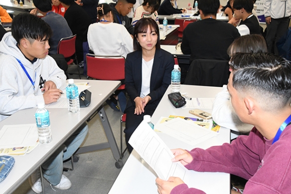 寺本さん（中央）と意見交換する学生ら＝大府市の至学館大で