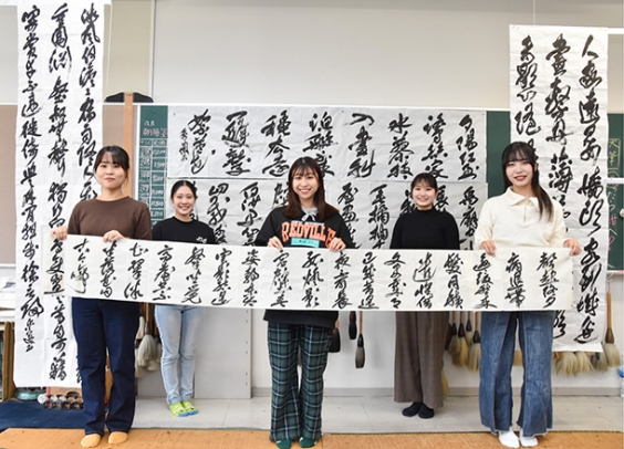 日展で入選した（右から）仁木さん、吉田さん、嘉数さん、友田さん、片倉さん＝岐阜市太郎丸の岐阜女子大で