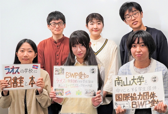 ラオスの学校に図書室を贈るために活動する、山口貴史さん（後列左）らＢＷＰ愛知のメンバー＝名古屋市昭和区の南山大で（酒井博章撮影）