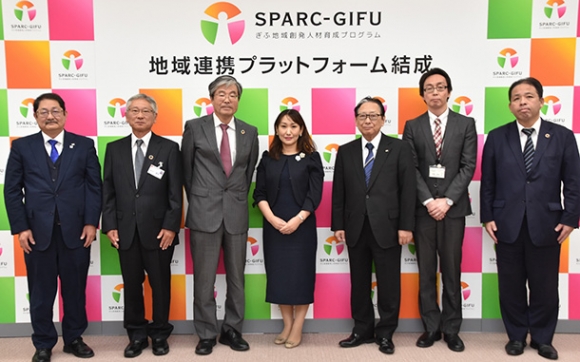 ＳＰＡＲＣ－ＧＩＦＵ地域連携プラットフォームの結成会見に臨んだ伊藤代表（中）ら＝岐阜市の岐阜大で
