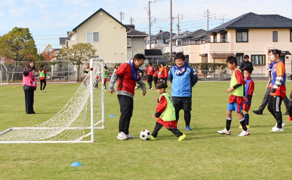 ウオーキングサッカーを通じて交流する参加者＝みよし市の旭グラウンドで