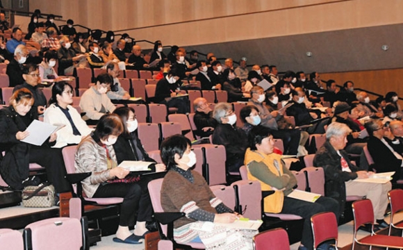 説明に耳を傾ける町民ら＝美浜町総合公園体育館で