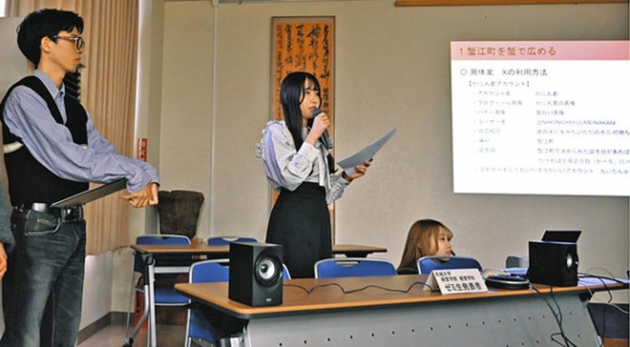 カニにちなんだ返礼品やＰＲ方法を提案する名城大の学生たち＝蟹江町役場で