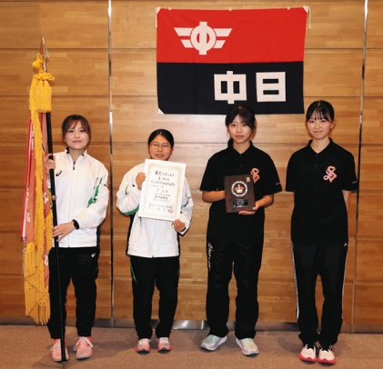 女子の部で優勝した愛知淑徳大の選手たち＝岐阜県多治見市で