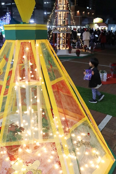 会場を彩るイルミネーション＝安城市御幸本町で