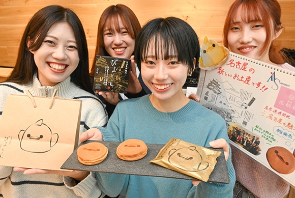 開発に携わった「ぴよどら」を手にする愛知淑徳大の学生ら＝千種区の星が丘テラスで