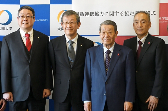 調印式で記念撮影する名古屋学院大の因田理事長（右から２人目）と大同学園の武藤理事長（同３人目）ら＝熱田区熱田西町の名古屋学院大名古屋キャンパスしろとりで