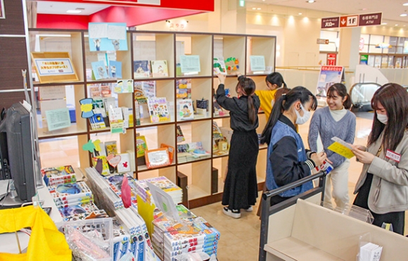 5チームに割り当てられた縦の列ごとに本を並べる学生=刈谷市若松町の本の王国刈谷店で